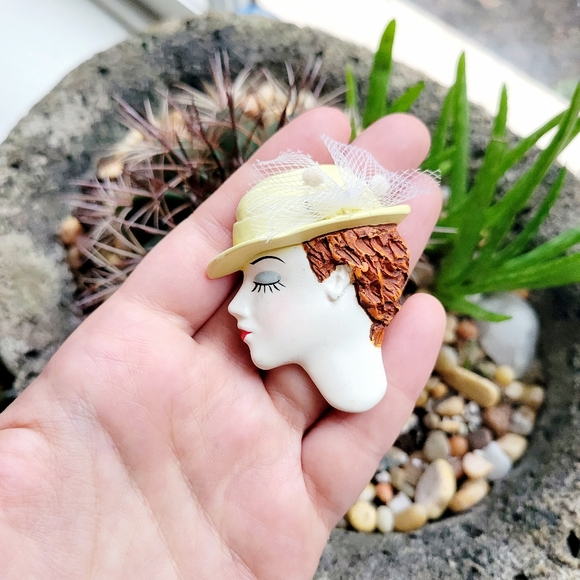 Vintage Profile of a Woman Brooch Pin - Picture 4 of 5